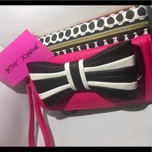 🌹✨ NWT BETSEY JOHNSON!!! Fushia Wristlet Wallet